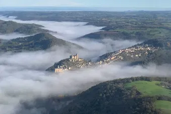 Najac au dessus des nuages de vallée