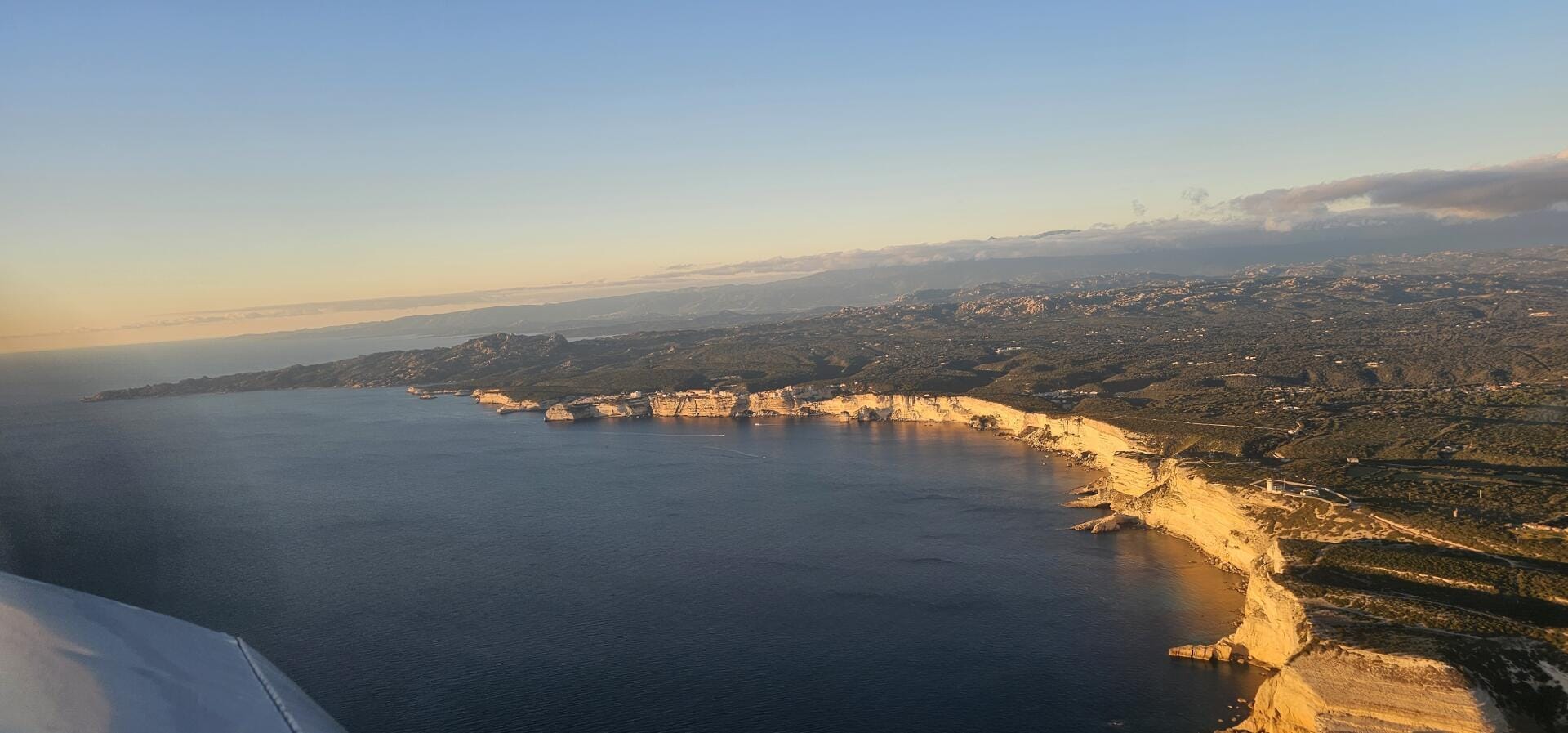 Vol panoramique exclusif de l'extrême sud de la Corse
