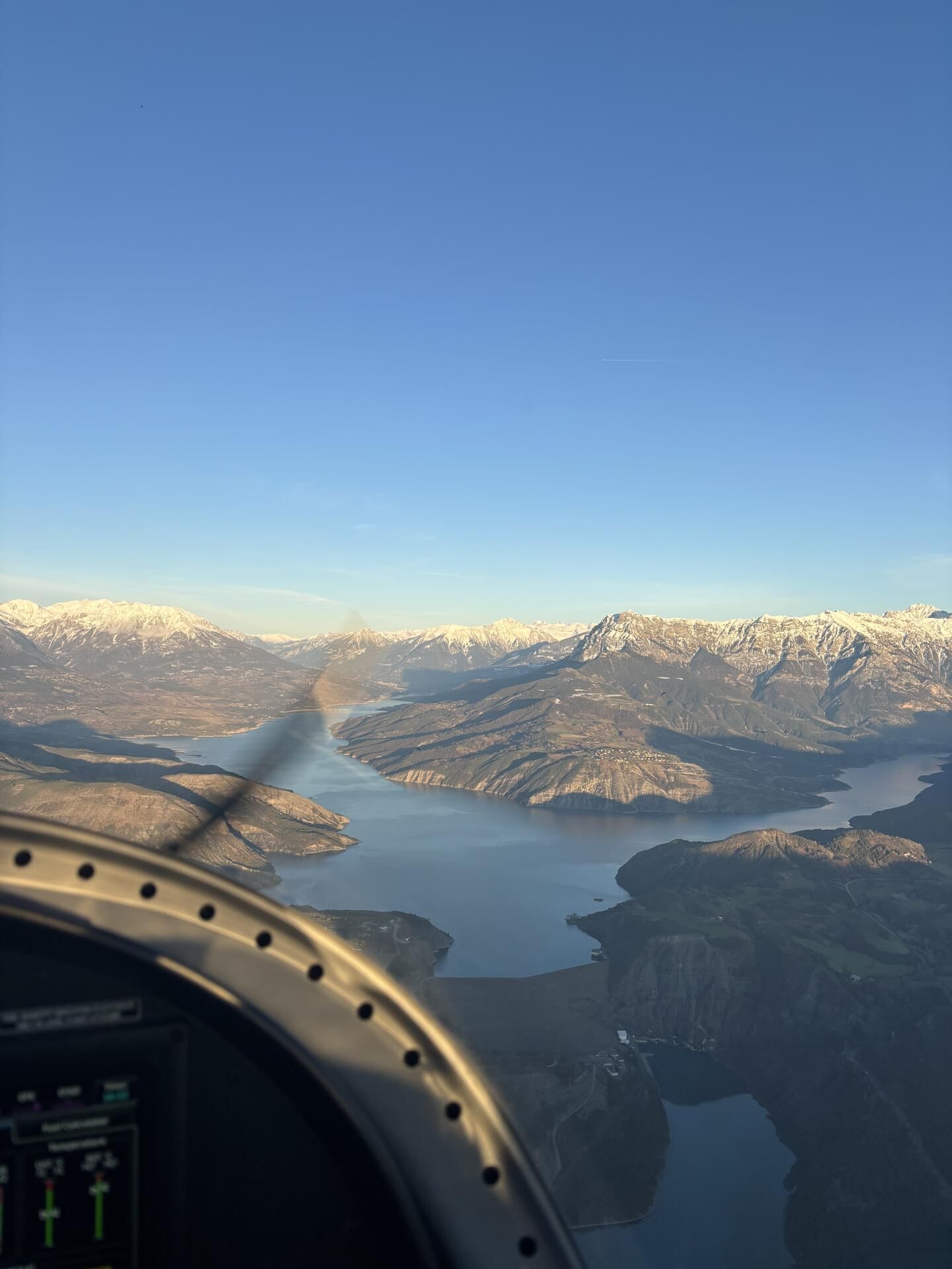 Vol au dessus du Lac de Serre-Ponçon, Pic de Bure et Ceuze