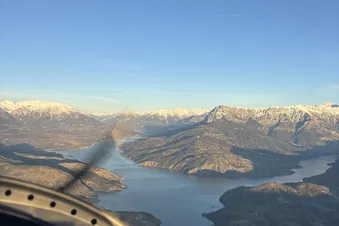 Vol au dessus du Lac de Serre-Ponçon, Pic de Bure et Ceuze