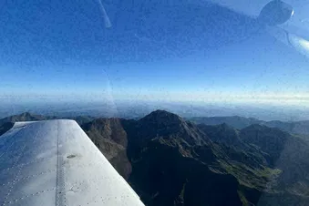 Pic du midi en survolant la station du grand tourmalet, et la plaine au fond