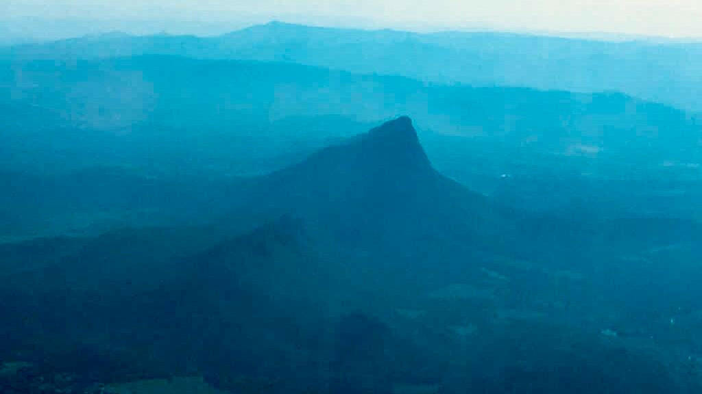 Survol Pic St Loup, Lac du Salagou, pays Héraultais (hélico)