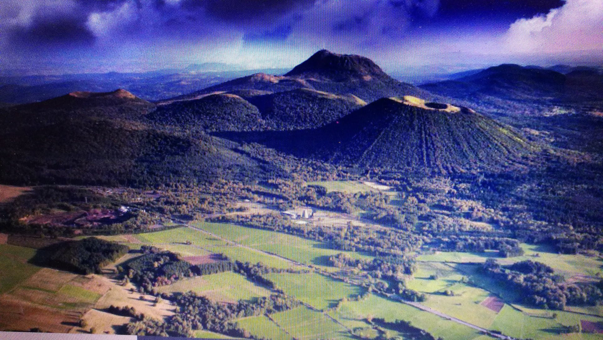 Survol du Puy de Dôme et ses 82 volcans