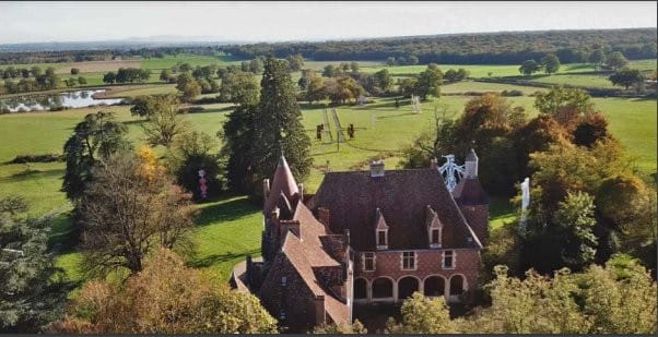 Survol des châteaux jalonnant la Vallée de la Besbre.