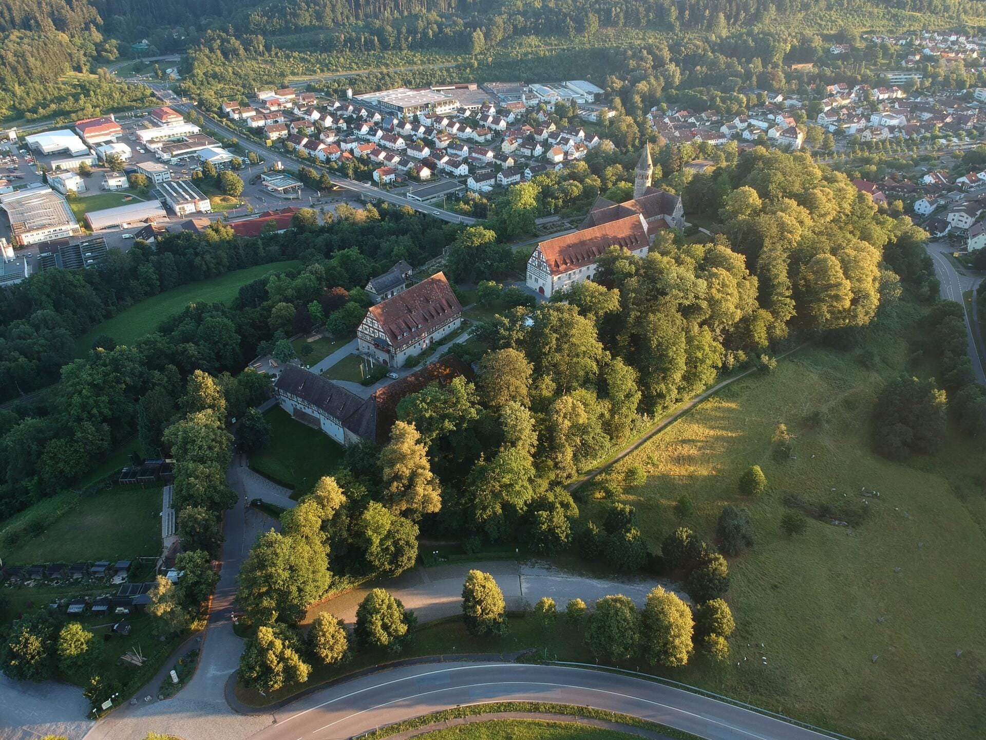 Kloster Lorch aus Norden (Image by Jedesto/Wikimedia Commons, License: creativecommons.org/licenses/by-sa/4.0/deed.en)