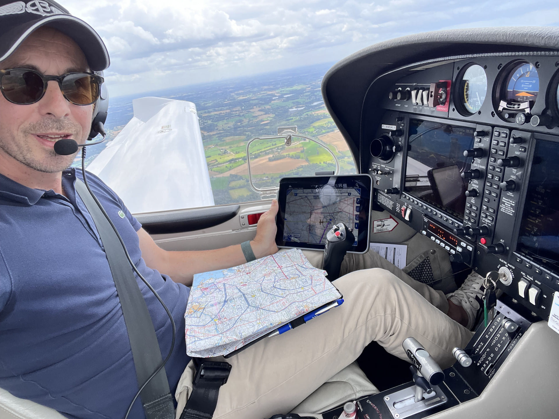 Vue du cockpit du DA 40 lors d'une navigation