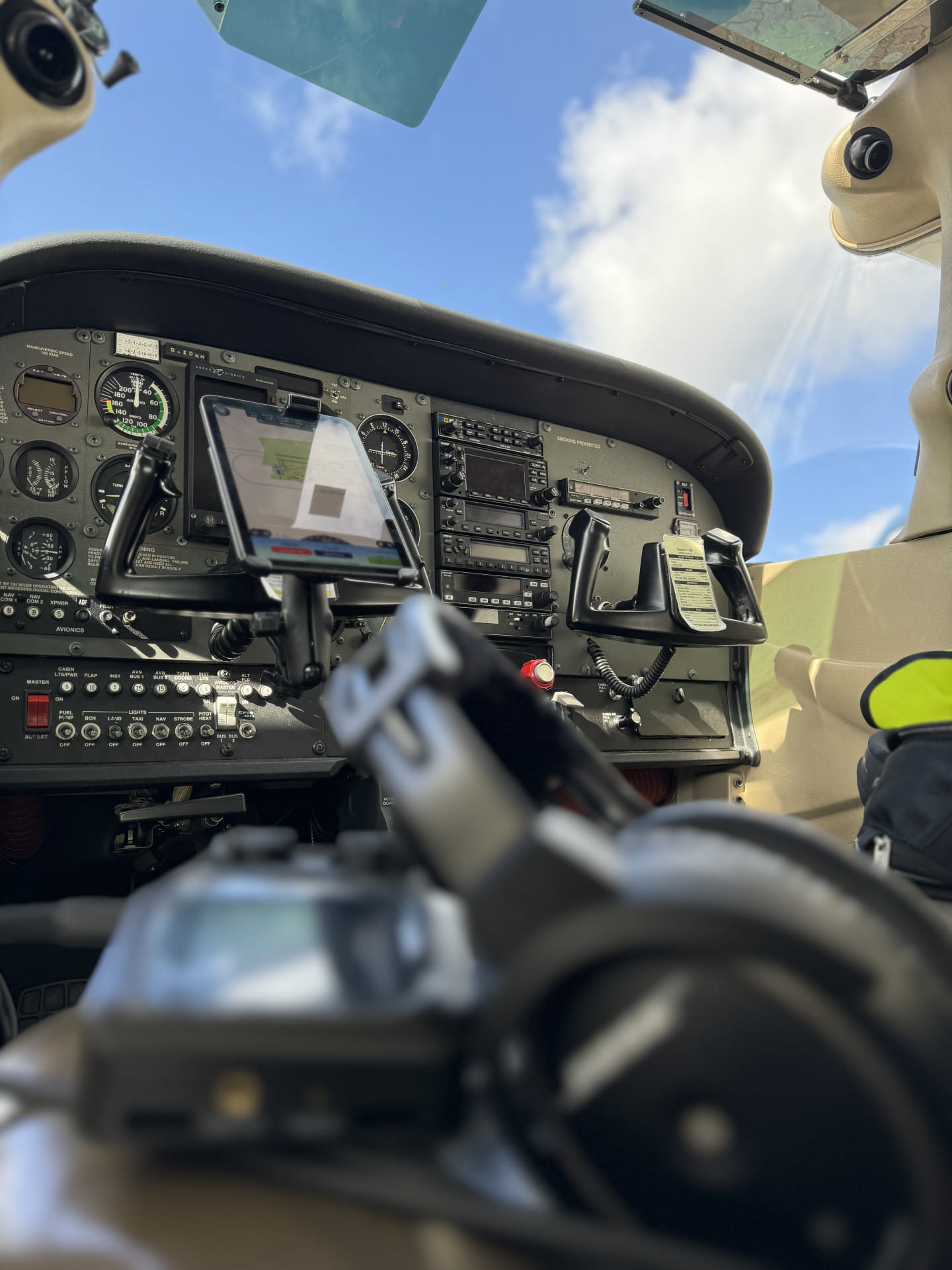 Cockpit Cessna 172 im März 2024