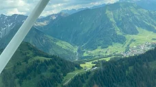 Genieße die Alpen aus der Luft