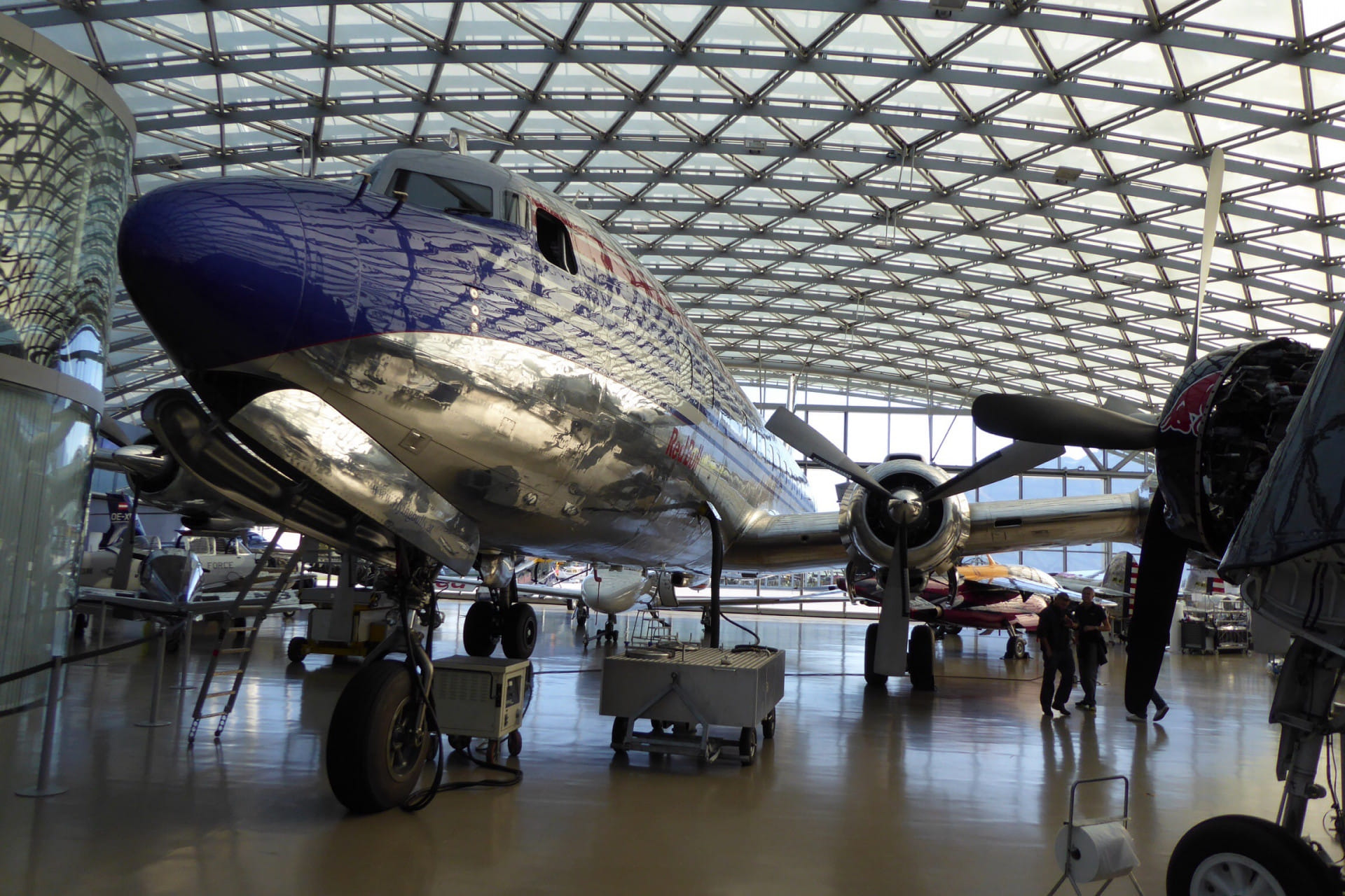 Ausflug nach Salzburg, Besichtigung Hangar 7