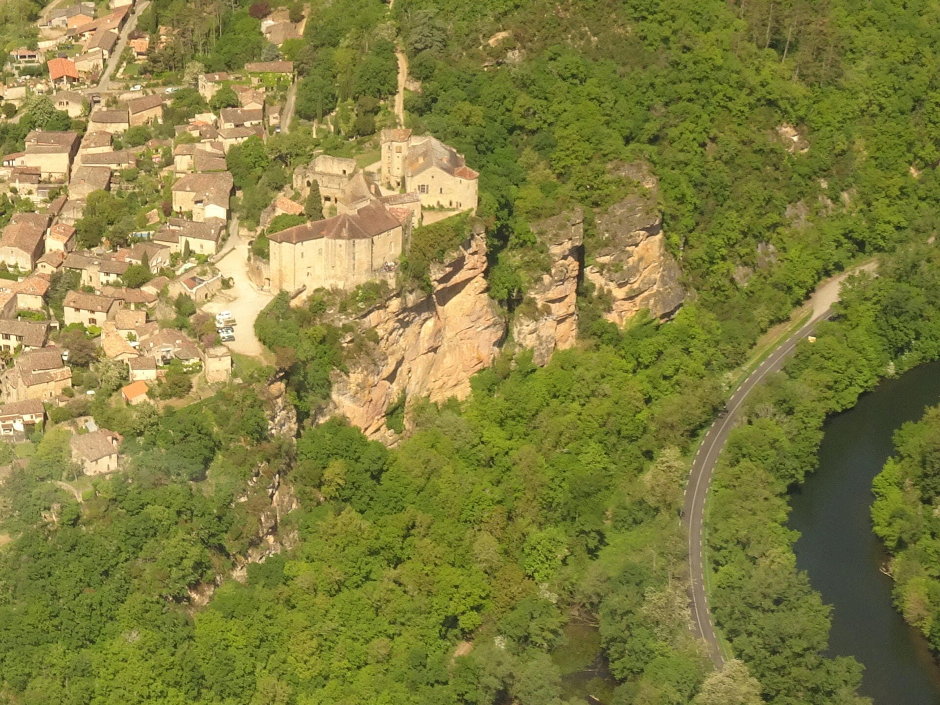 Le château de Bruniquel et sa falaise au dessus de l'Aveyron