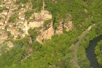 Le château de Bruniquel et sa falaise au dessus de l'Aveyron