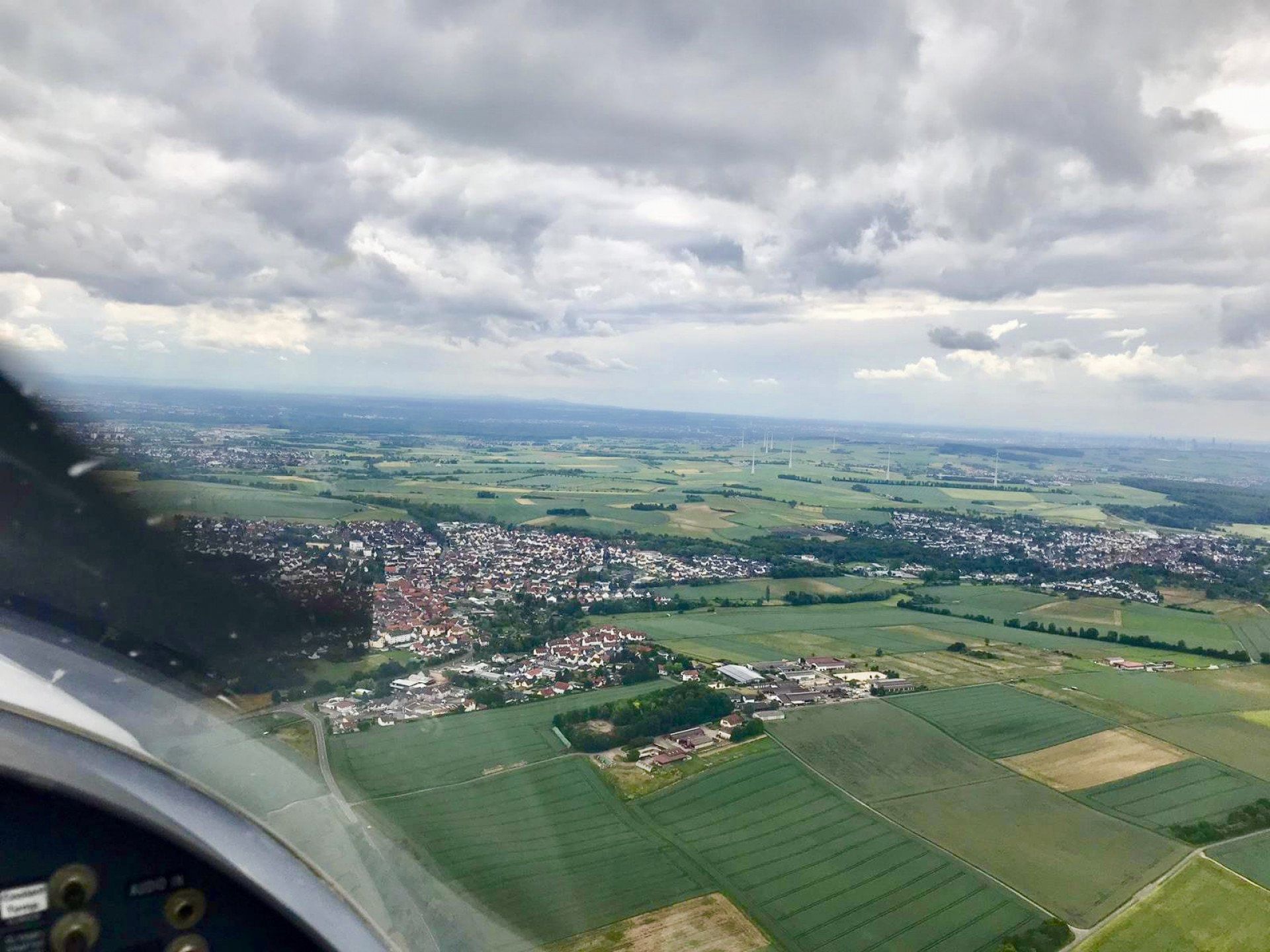Ein Rundflug über den Taunus mit Blick auf die Skyline