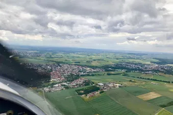Ein Rundflug über den Taunus mit Blick auf die Skyline