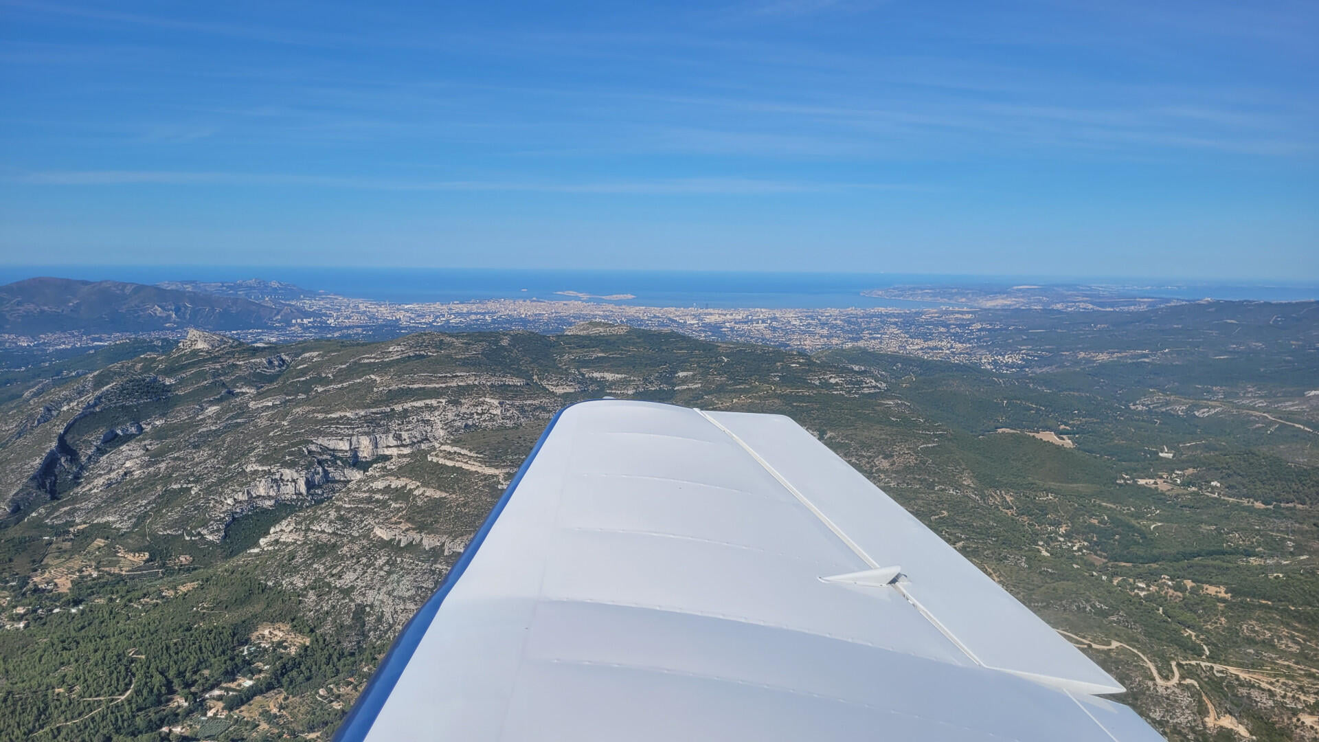 Vue sur la mer au loin .