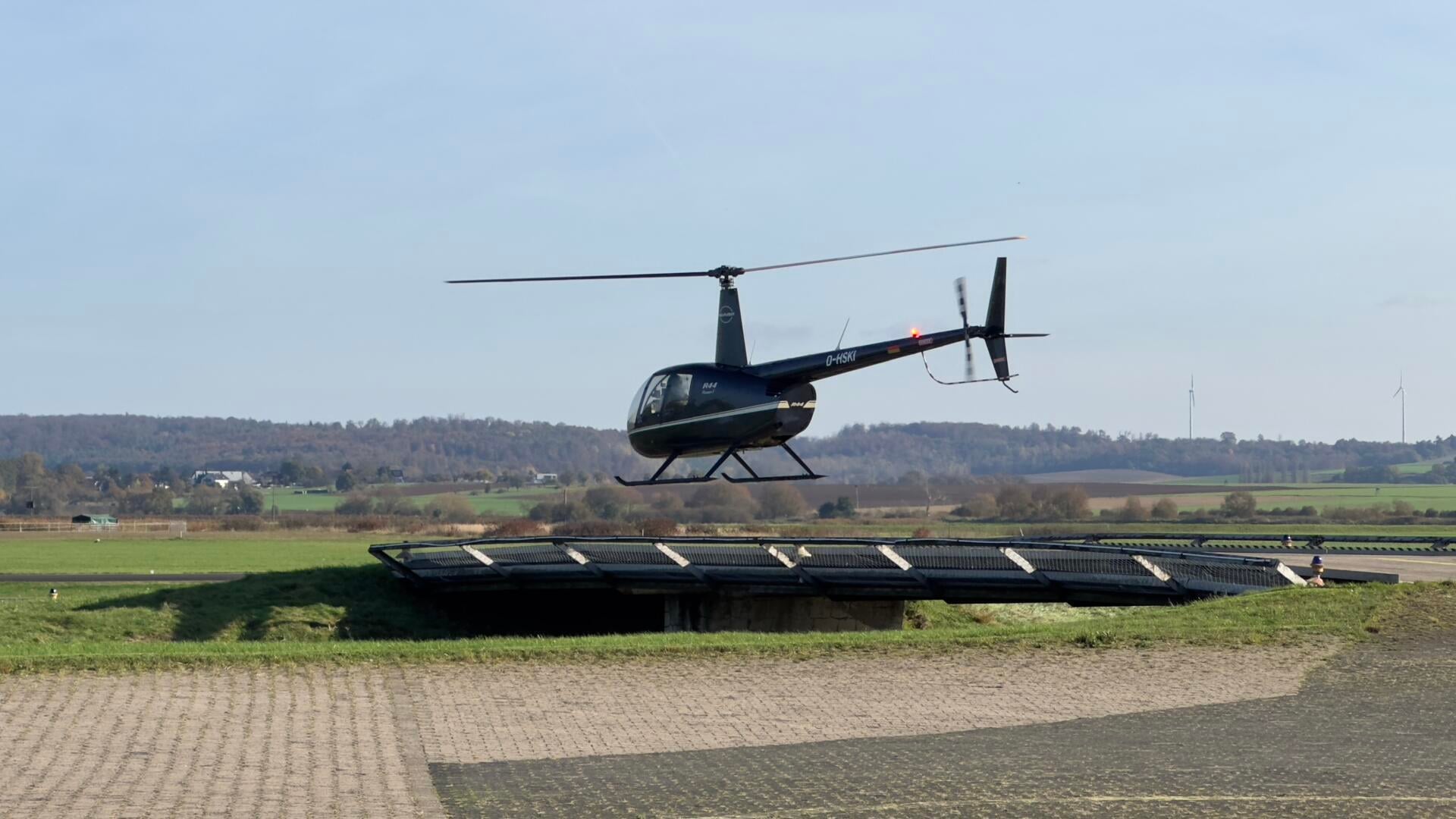 D-HSKI auf dem Weg zur Piste in EDFB