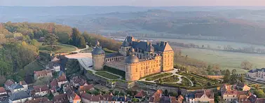 Survol du château de Hautefort