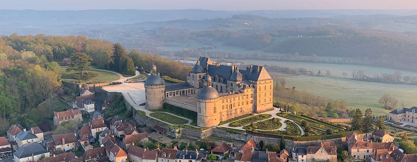 Survol du château de Hautefort