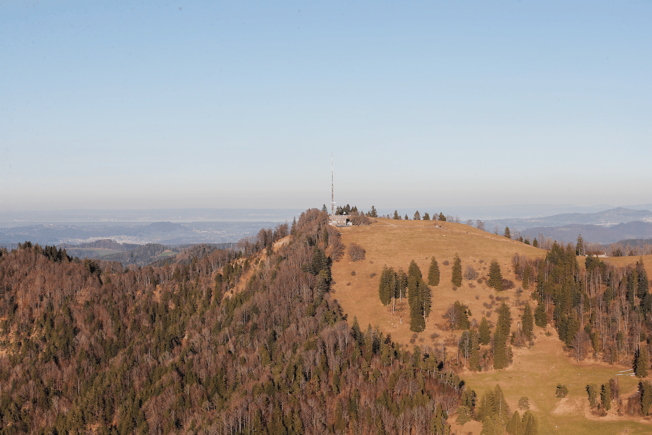 Das Hörnli im Zürcher Oberland im Abendlicht