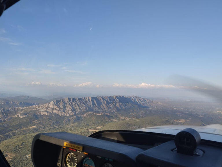 Vol panoramique depuis Aix-en-Provence : Sainte-Victoire, calanques, Cassis et Marseille vus du ciel