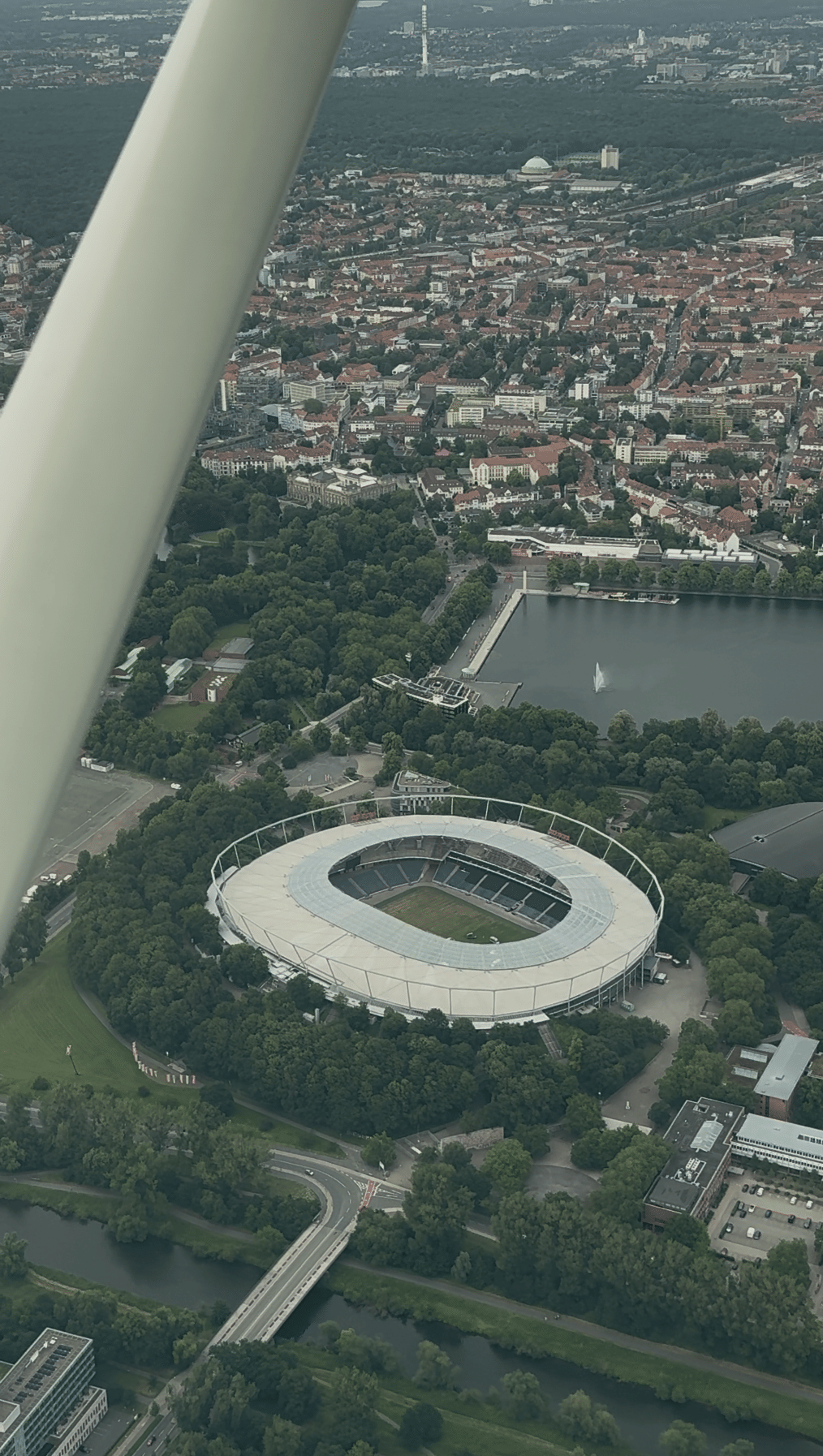 Hannover Rundflug mit blick auf Schloss Marienburg