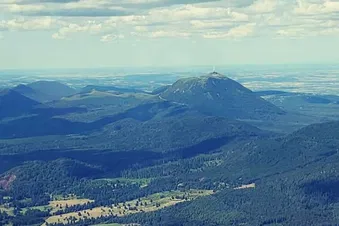 La Chaîne des Puys et le Château de Val vue du ciel