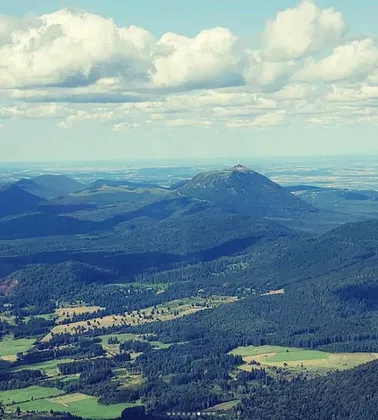 La Chaîne des Puys et le Château de Val vue du ciel
