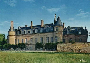 Balade aérienne autour de 18 sites et 15 Châteaux