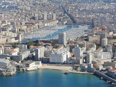 Superbe survol de la rade de Marseille