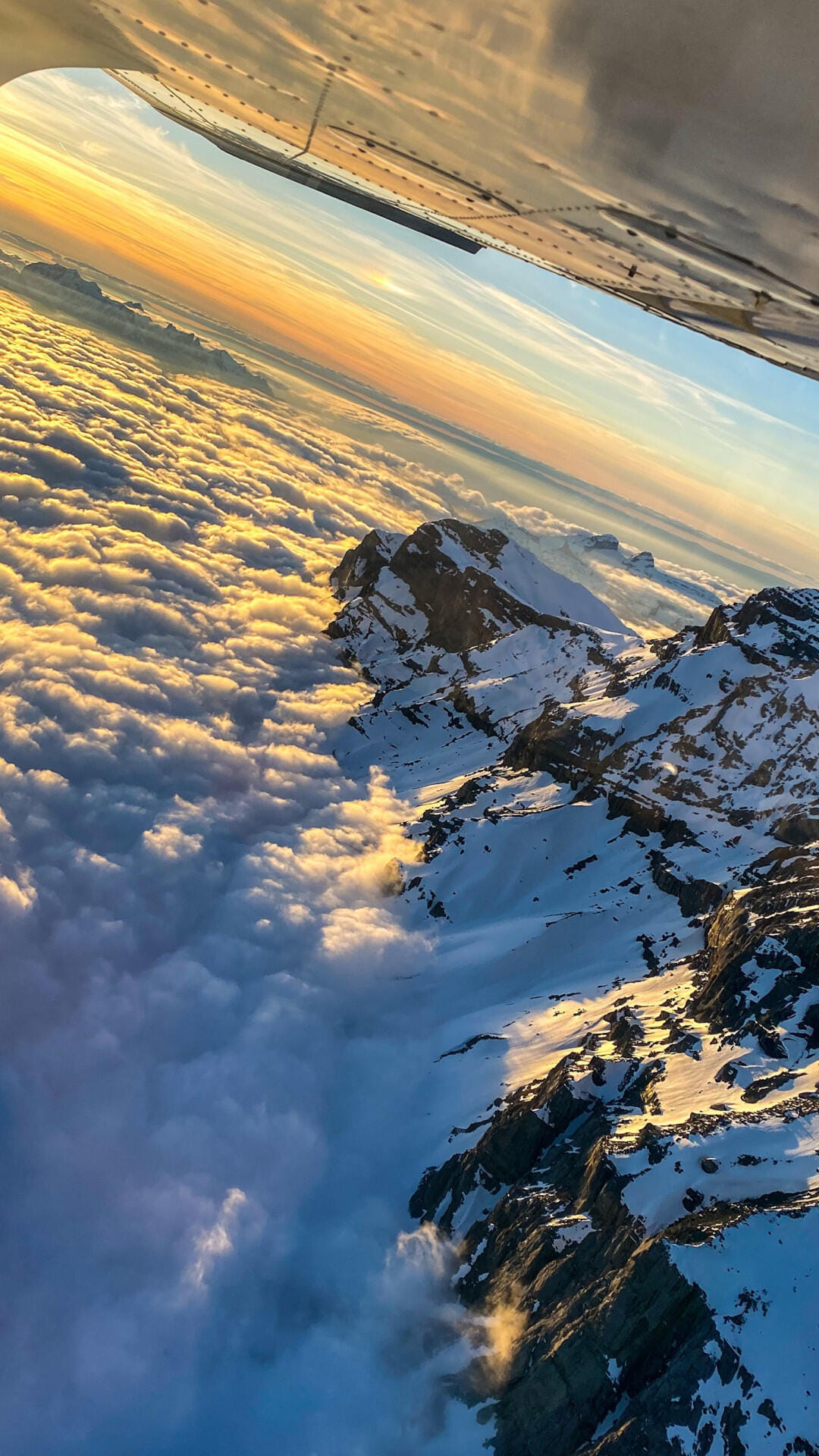 Le coucher de soleil vu du ciel, Préalpes et Plateau suisse