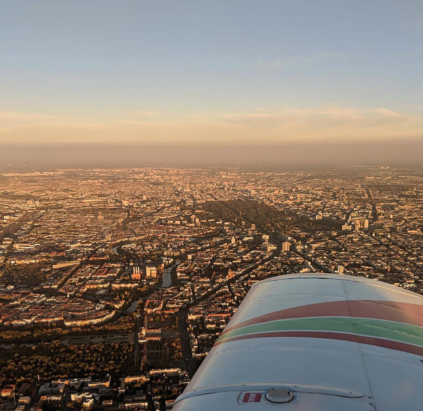 Rundflug über die Dächer Berlins im abendlichen Licht