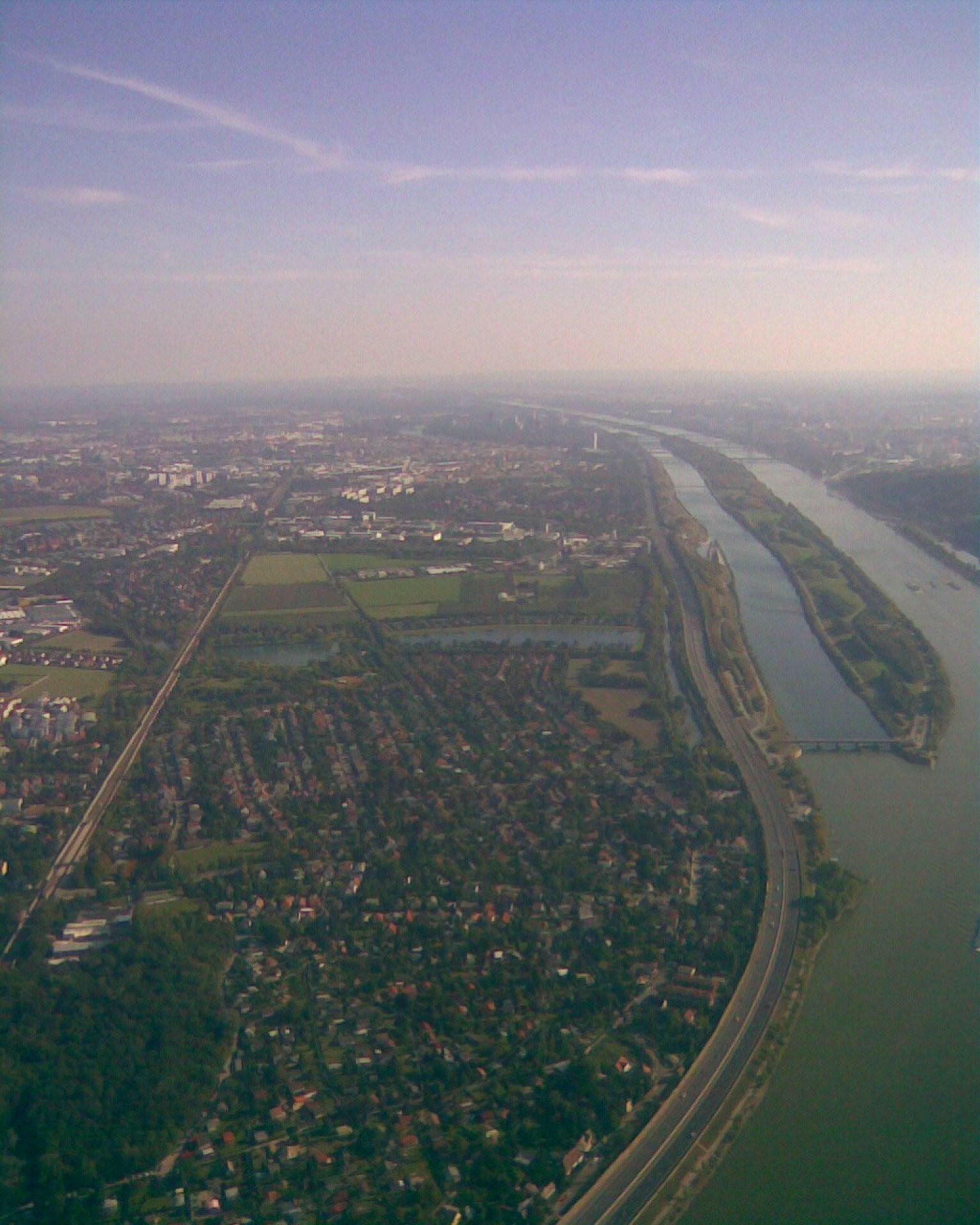 Blick über Wien vom Kahlenberg mit Burg Kreuzenstein