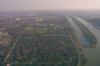 Blick über Wien vom Kahlenberg mit Burg Kreuzenstein