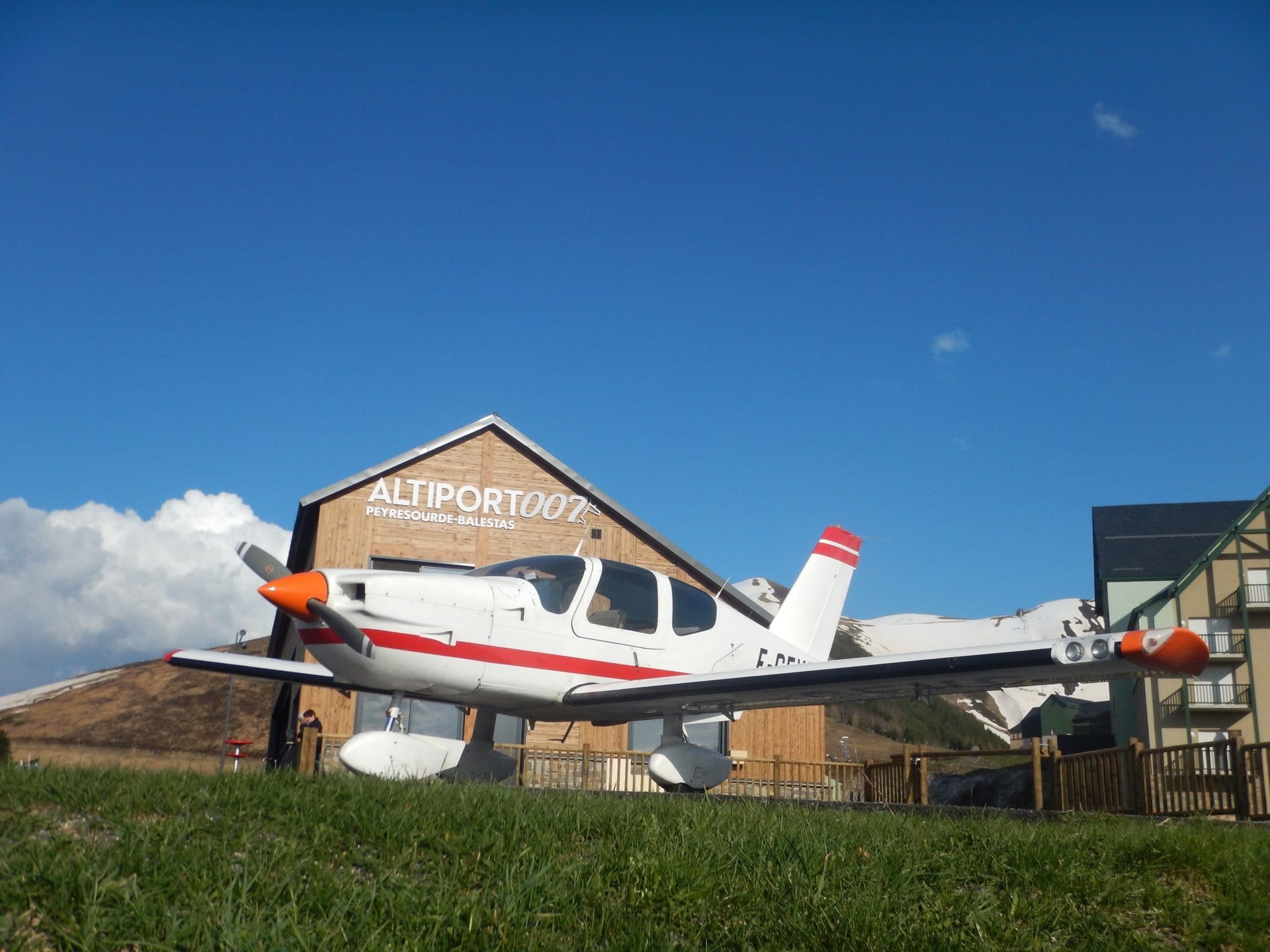 Escale à l'altiport 007 (via le Pic du Midi)
