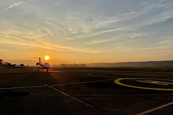 Sonnenuntergang auf dem Flugplatz