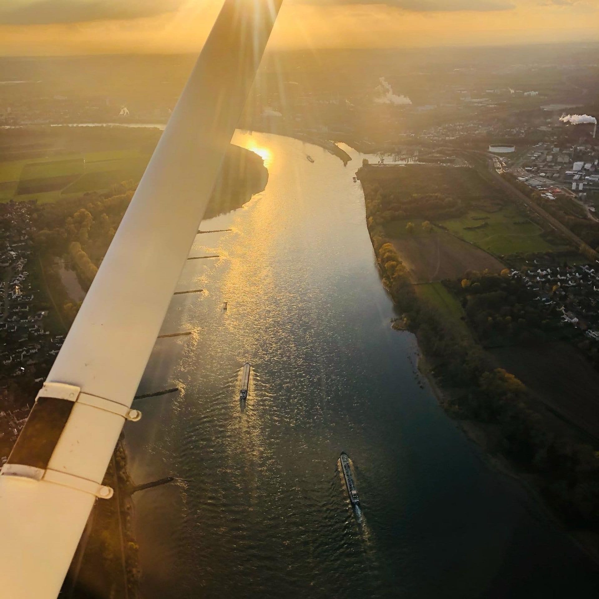 Hin- und Rückflug zum internationalen Flughafen Luxemburg