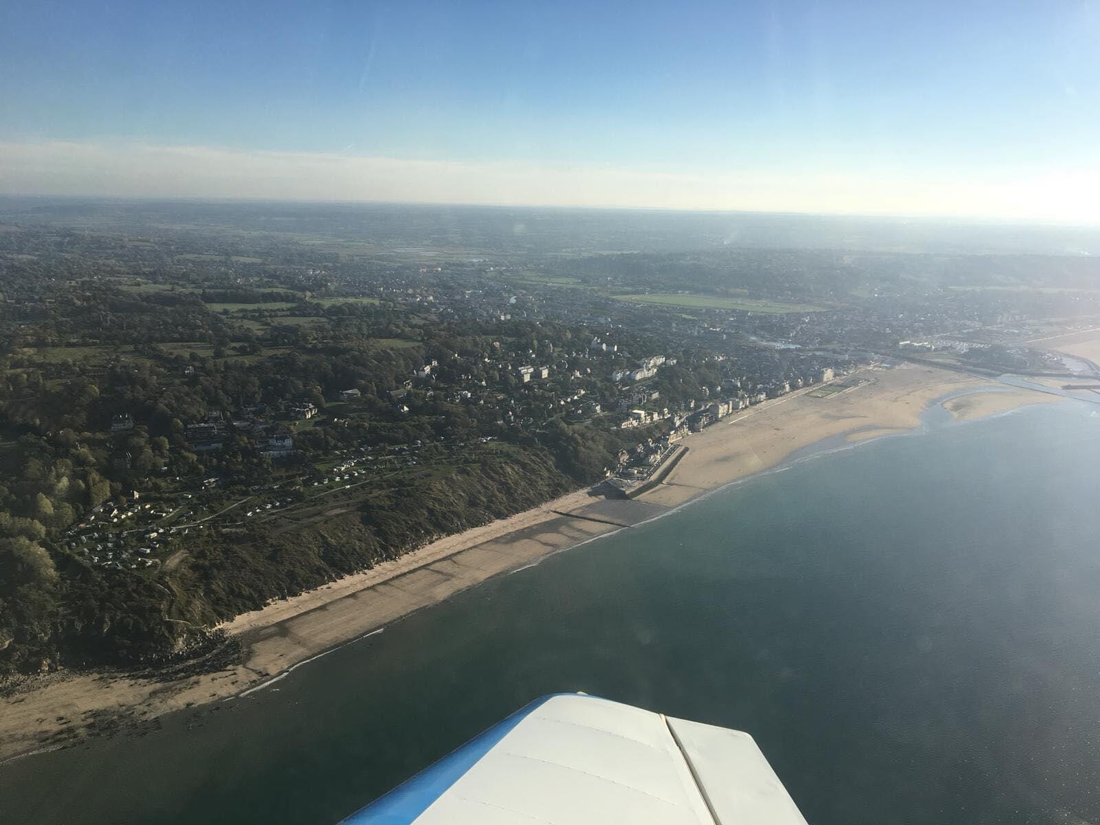 Les falaises d'Etretat depuis un Robin DR400