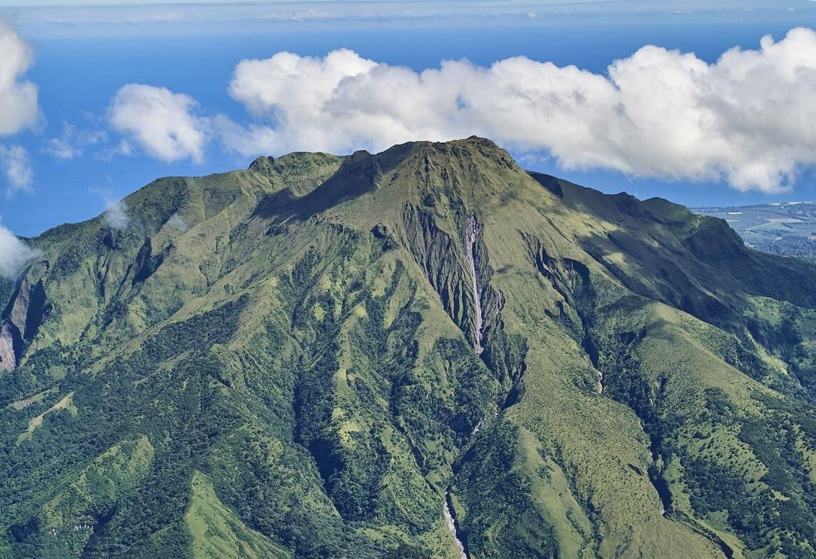 Survol du nord de la Martinique - entre mer et montage