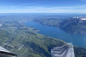 La splendeur des Alpes bernoises depuis Gruyères en avion