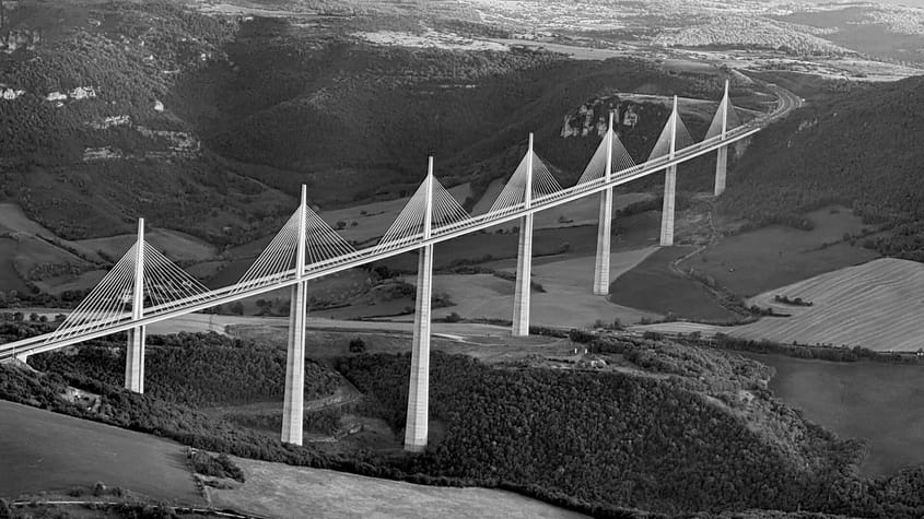 Viaduc de Millau en hélicoptère