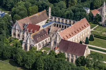 Châteaux de Chantilly et Pierrefonds depuis Les Mureaux