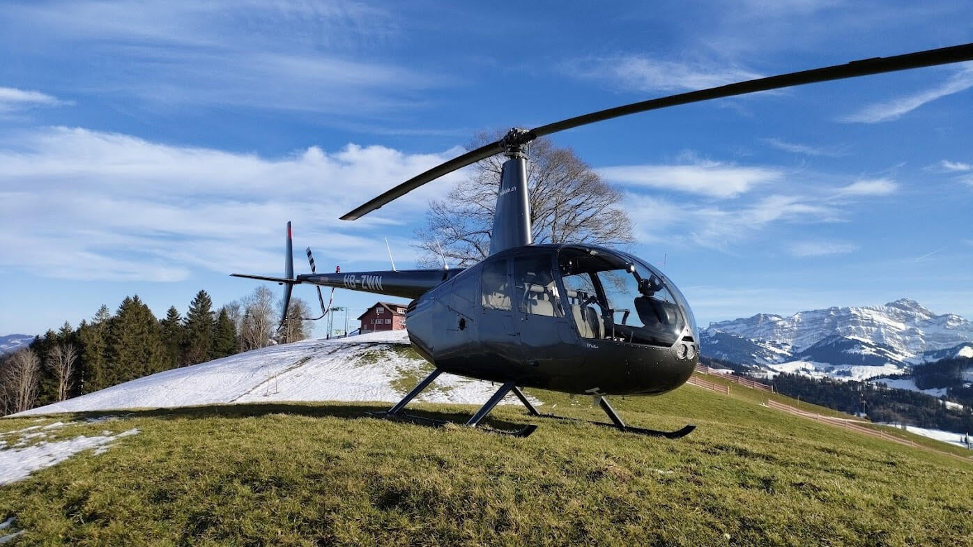Robinson R44 vor dem Alpstein