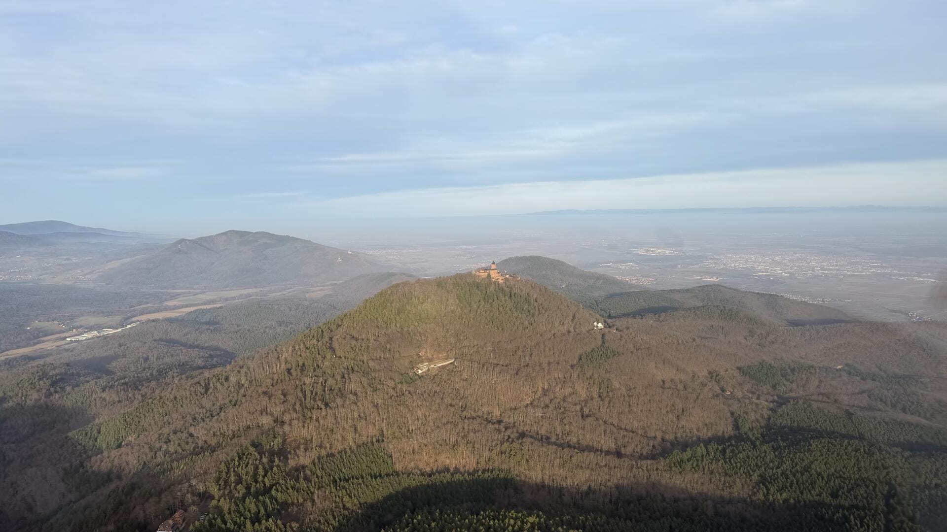 LE chateau du Haut Koenigsbourg ainsi que la plaine d'Alsace