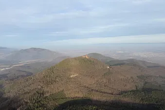 LE chateau du Haut Koenigsbourg ainsi que la plaine d'Alsace