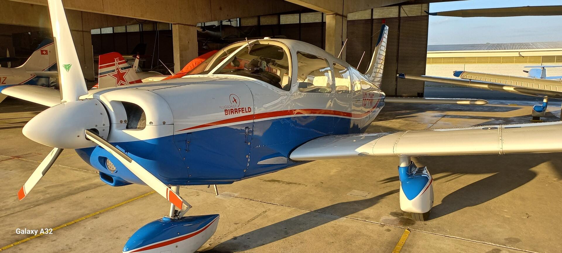 Piper Warrior II; HB-PMF im Hangar