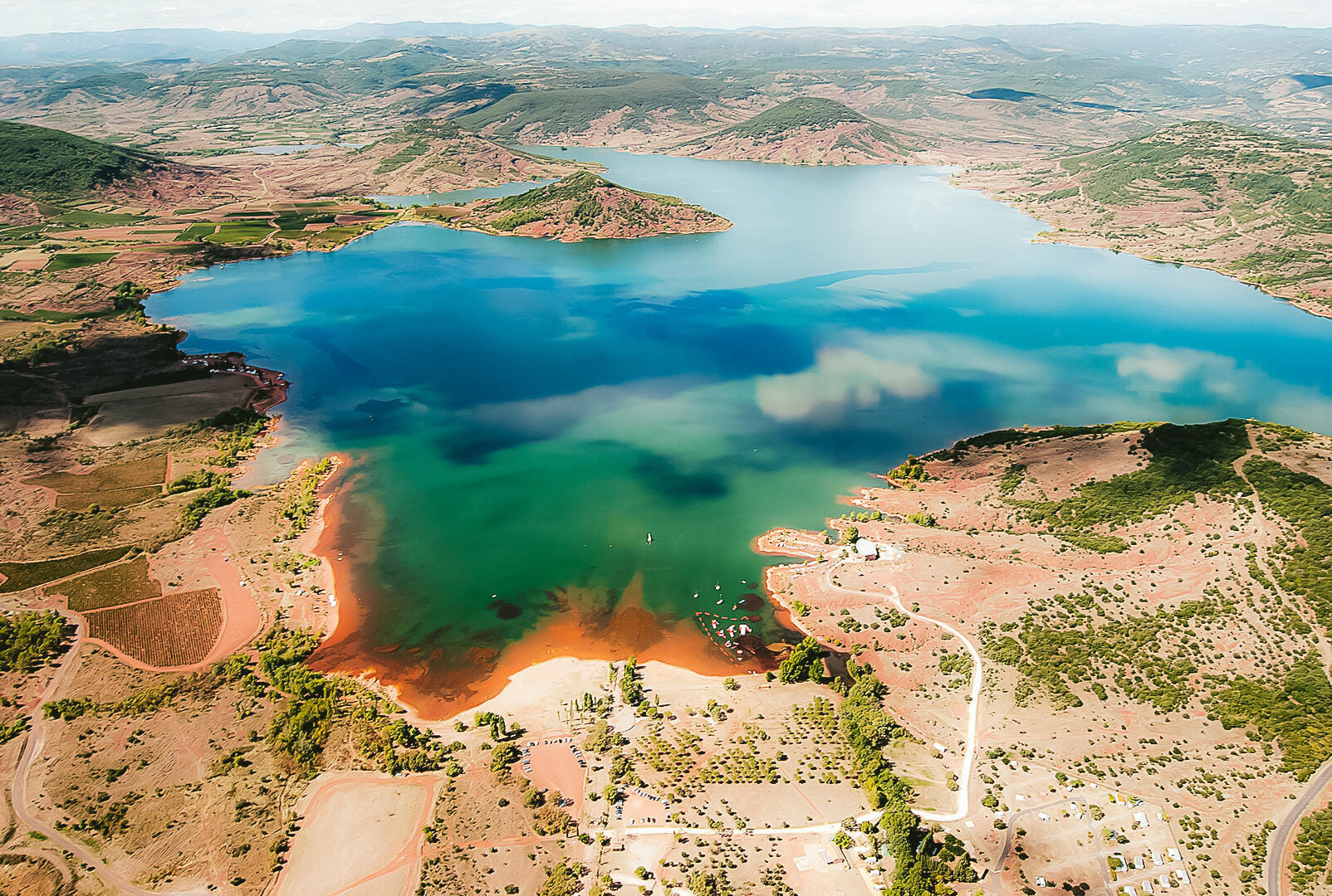 Vol panoramique au-dessus de Montpellier : la Camargue, les étangs et le Pic Saint-Loup vus du ciel