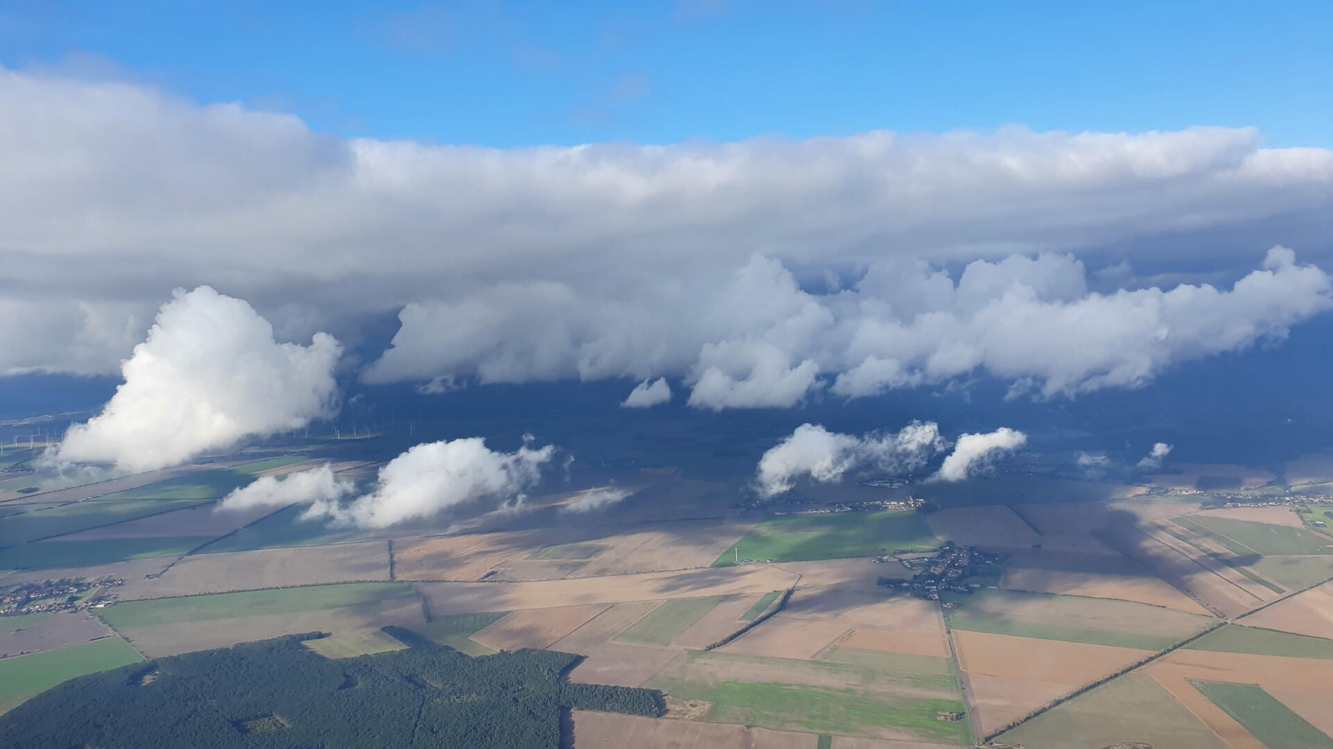 mit den Wolken auf einer Höhe