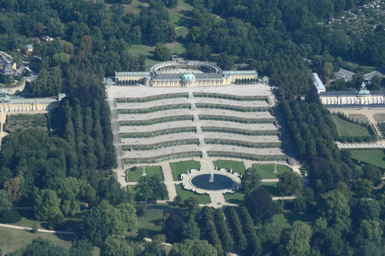 Rundflug über Berlin und Brandenburg: Brandenburger Tor, Fernsehturm und Seenlandschaft aus der Luft