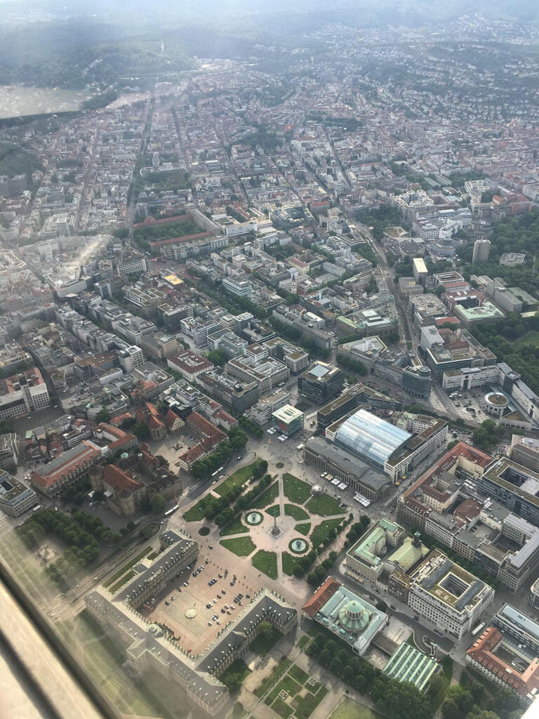 Rundflug über Stuttgart und Umgebung: Fernsehturm, Neckartal und schwäbische Schlösser aus der Luft