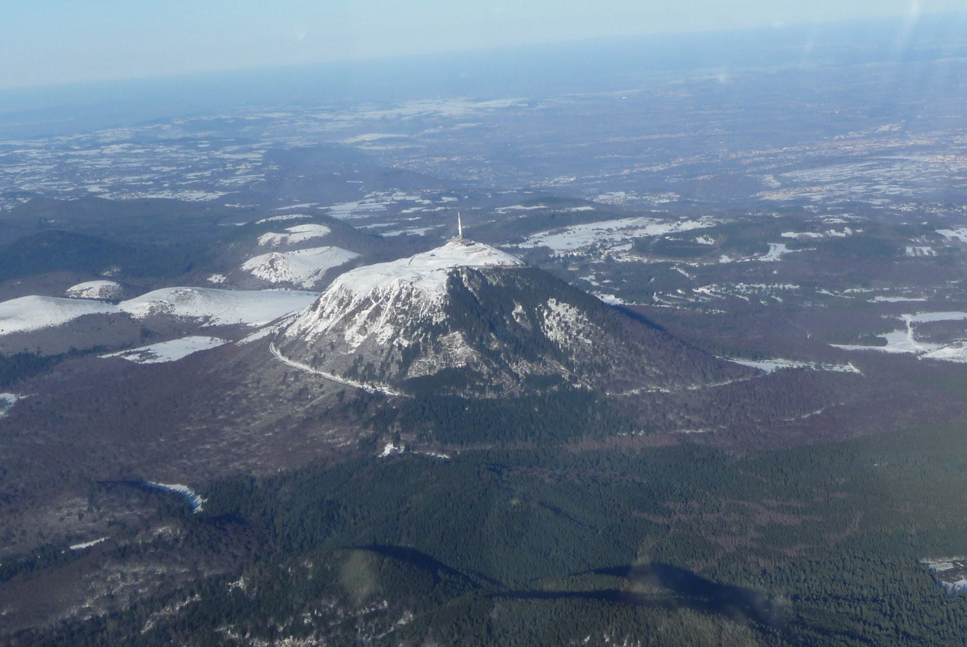 Survol du Puy de Dôme et ses 82 volcans