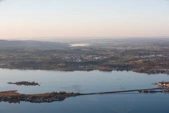 Über dem Zürichsee mit Blick Richtung Seedamm und Greifensee
